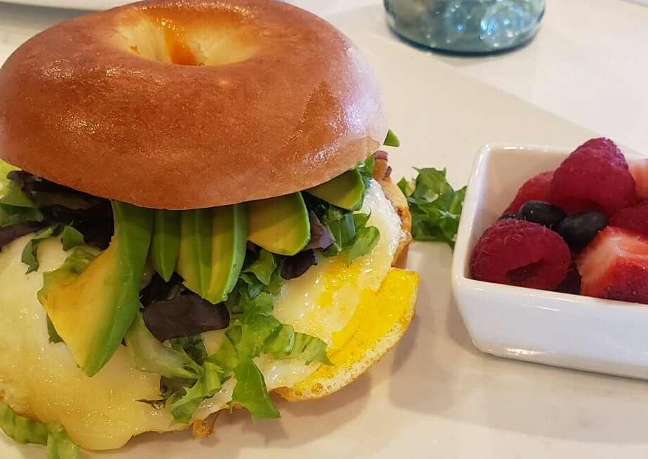 photo of egg and avocado sandwich with fresh strawberries